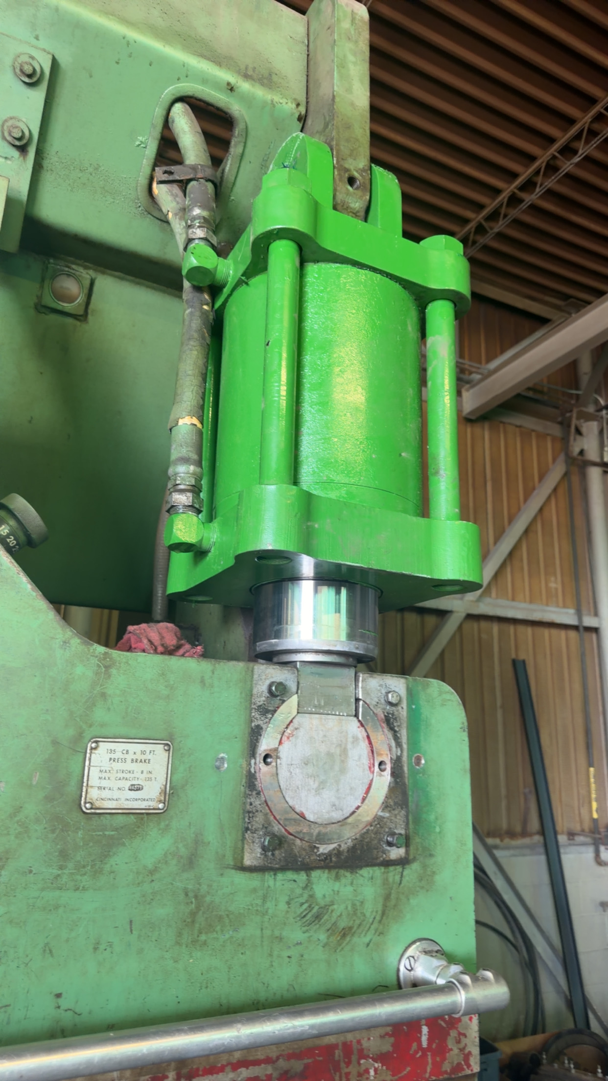 Hydraulic cylinder installed on press brake
